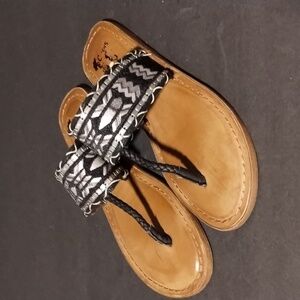 Sam Edelman sandals silver and black woven stitch, very unique Sz 6 Good conditi